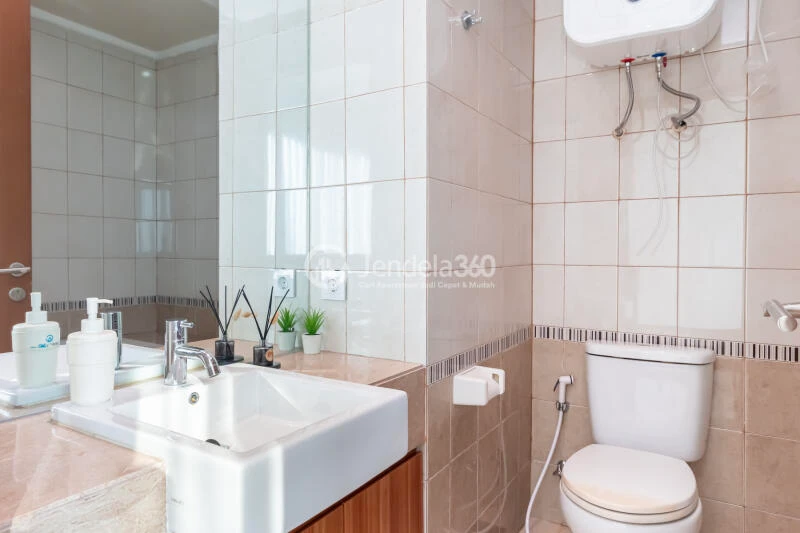 Bathroom 2BR Apartment with City View at Sahid Sudirman Residence