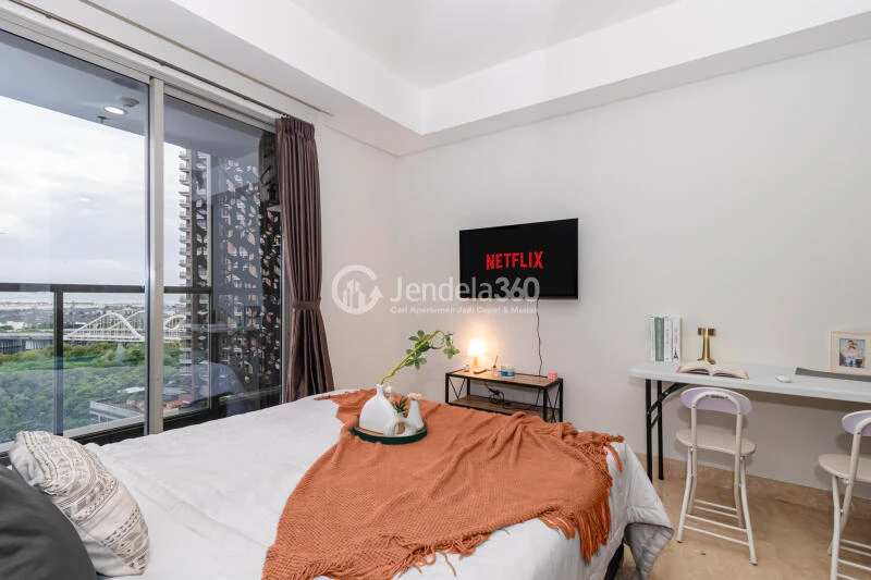 Bedroom Low Floor Studio Apartment with City View at Gold Coast Apartment