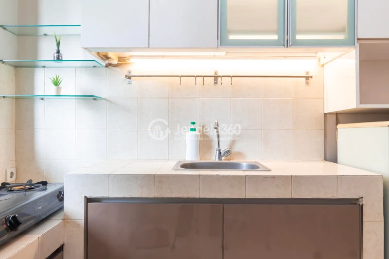 Kitchen Low Floor 2BR Apartment with Swimming Pool View at Mediterania Boulevard Kemayoran