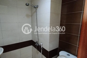 Bathroom Affordable Studio Apartment Middle Floor with City View at Margonda Residence 3