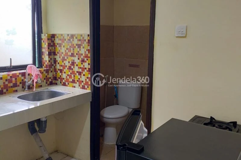 Bathroom Comfortable Studio Apartment Low Floor with City View at Kebagusan City Apartment