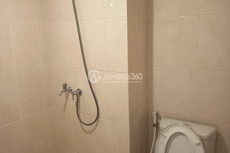 Bathroom Cozy Studio Apartment at The Springlake Summarecon Tower Tower elodea
