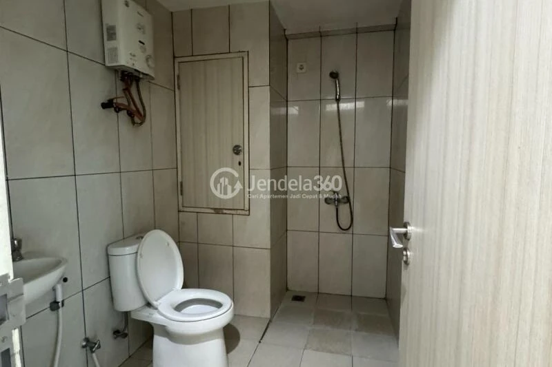 Bathroom 1BR Grand Kamala Lagoon Apartment at Low Floor