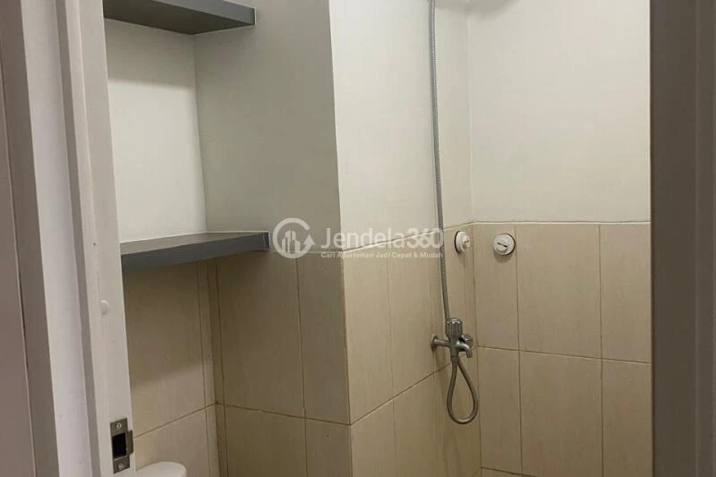 Bathroom 2BR Podomoro Golf View Apartment at Low Floor