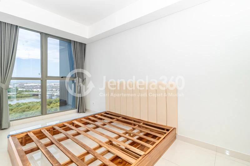 Bedroom 2 Middle Floor 2BR Apartment with City View at Gold Coast Apartment