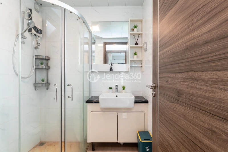 Bathroom 3BR Apartment with City View at Sky House BSD Apartment