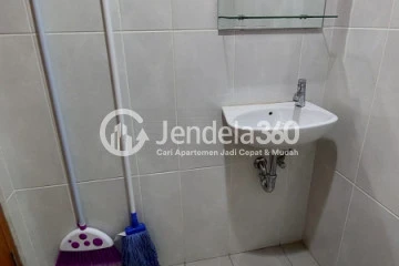 Bathroom Studio Apartment with City View at Evenciio Apartment