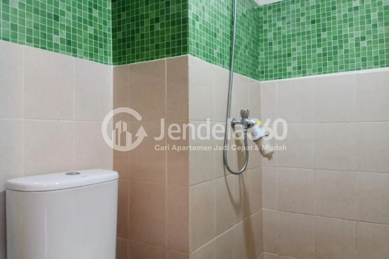 Bathroom 2BR Apartment with Jalan tol View at Podomoro Golf View Apartment