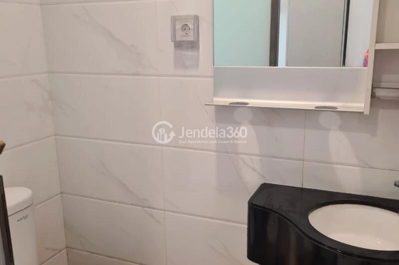 Bathroom Low Floor Studio Apartment with City View at Sky House Alam Sutera