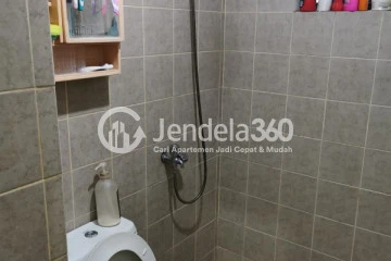 Bathroom High Floor 2BR Apartment with City View at Salemba Residence