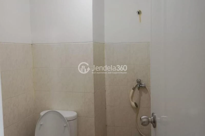 Bathroom Low Floor Studio Apartment with University of Indonesia View at Park View Condominium