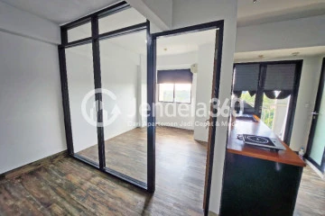 Living Room Homey 1BR Apartment Low Floor with  View at Bintaro Park View
