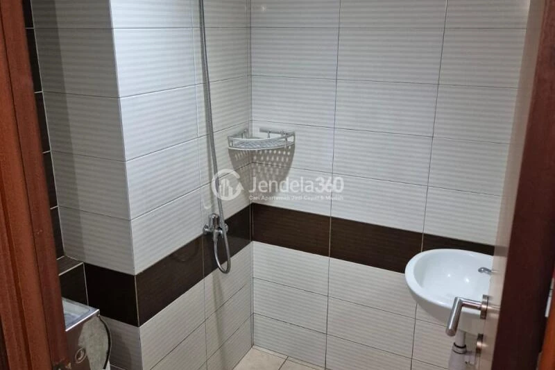 Bathroom Simply Look Studio Apartment at Margonda Residence 3 Tower 3