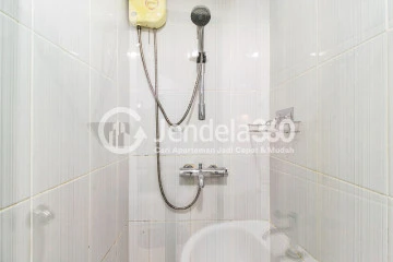Bathroom Middle Floor Studio Apartment with City View at Tamansari Sudirman