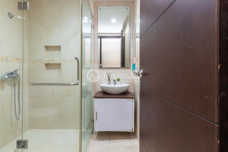 Bathroom 2 High Floor 2BR Apartment with City View at Aspen Residence Apartment