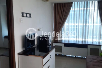Living Room Middle Floor 1BR Apartment with City View at Tamansari The Hive