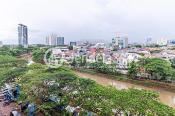 Balcony Low Floor Studio Apartment with Jalan parkir View at Puri Park View Apartment