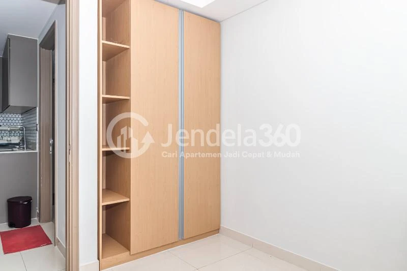 Bedroom 1 Middle Floor 2BR Apartment with City View at Gold Coast Apartment
