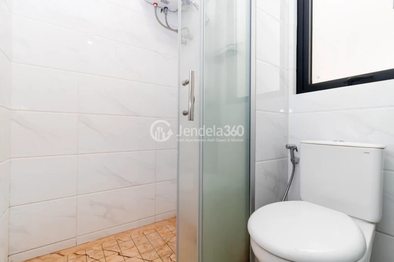 Bathroom Homey 2BR Apartment at Sky House Alam Sutera Tower C2