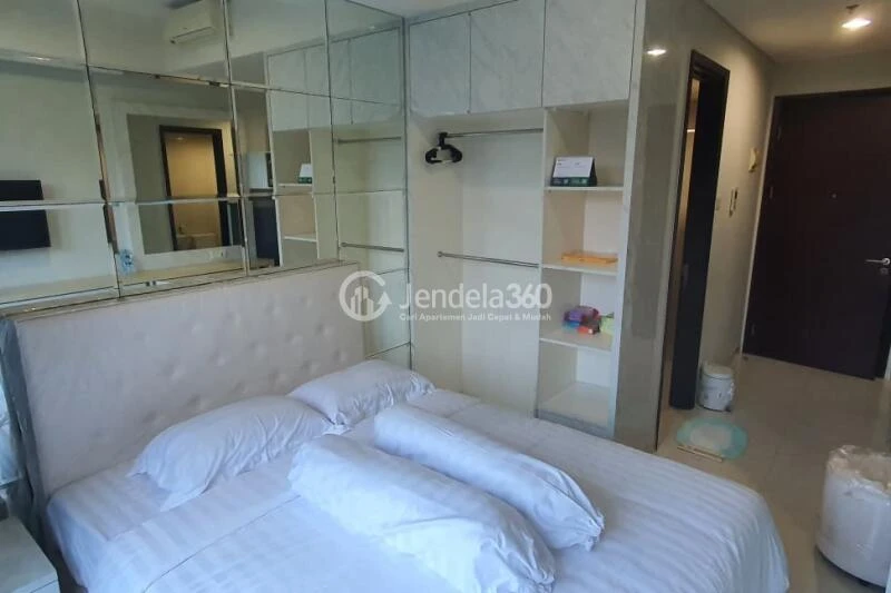 Bedroom Studio Apartment with Swimming Pool View at Puri Mansion