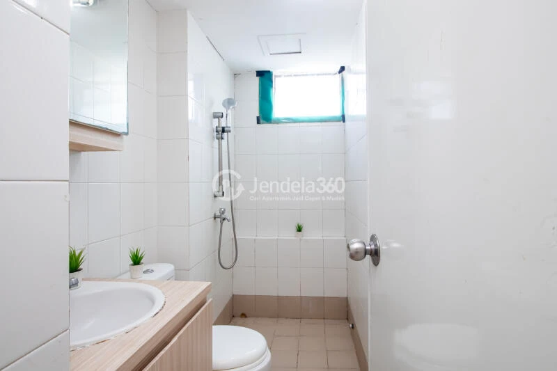 Bathroom High Floor 3BR Apartment with city View at Bassura City Apartment