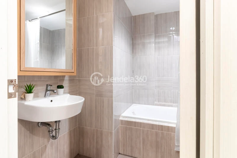 Bathroom 1BR Vasanta Innopark Apartment at High Floor
