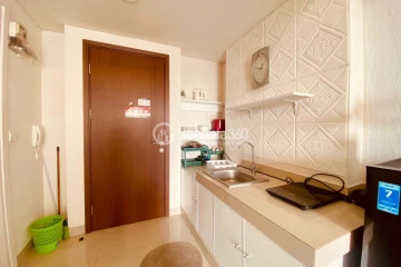 Kitchen Middle Floor 2BR Apartment with City View at Parkland Avenue Apartment