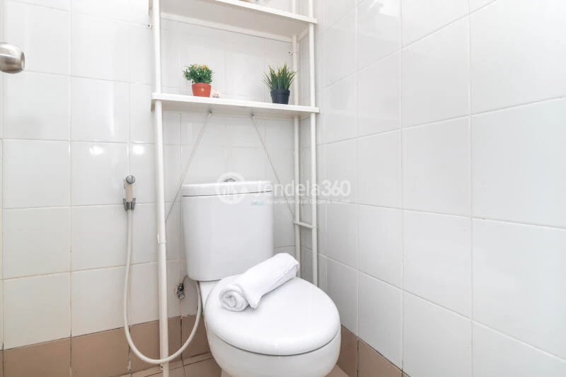Bathroom Well Furnished 1BR Apartment at Bassura City Apartment High Floor