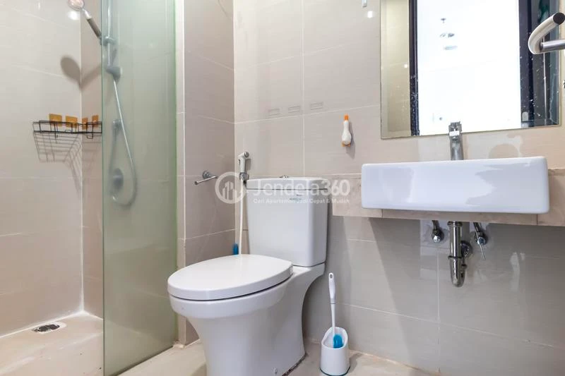 Bathroom 1BR Puri Mansion Apartment at Tower Amethyst