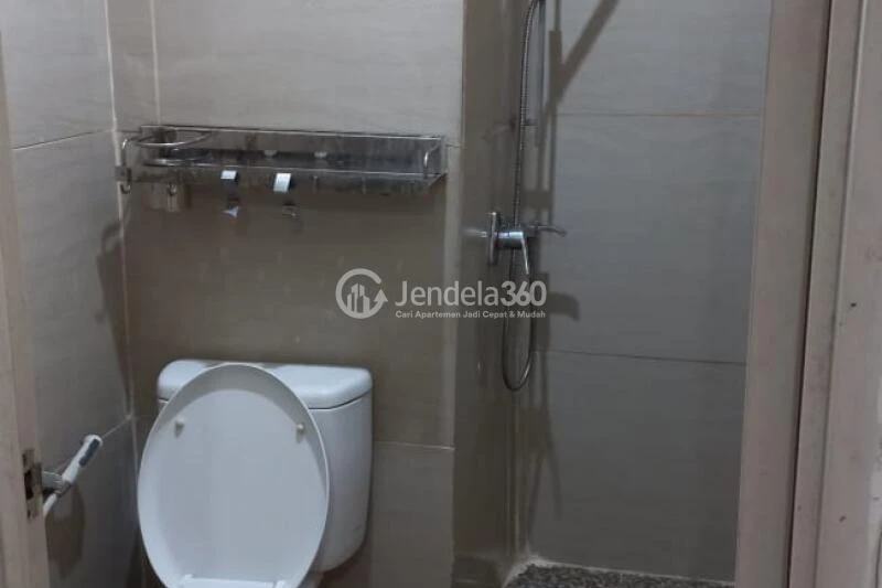 Bathroom 2BR Gateway Apartment at Middle Floor