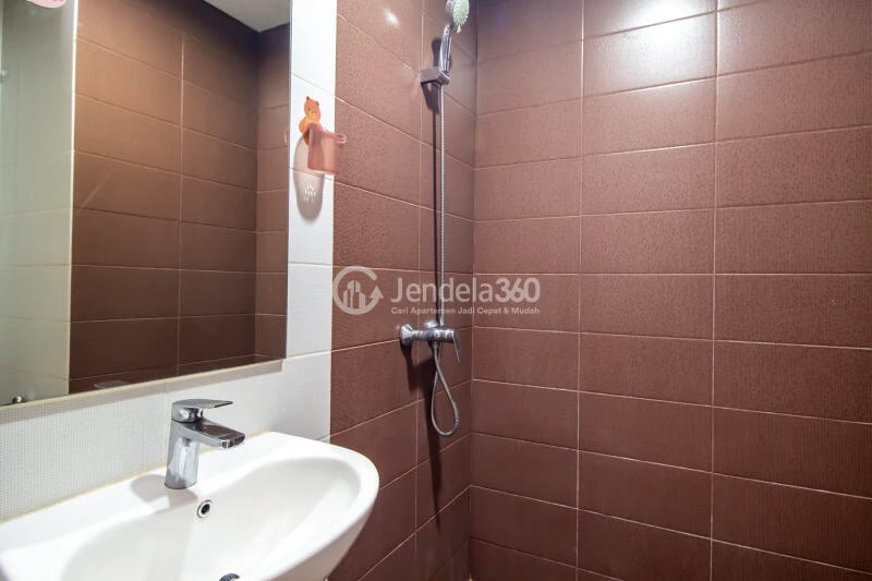 Bathroom High Floor Studio Apartment with City View at Puri Orchard Apartment