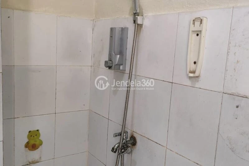 Bathroom Modern Studio Apartment at Casablanca East Residence Low Floor
