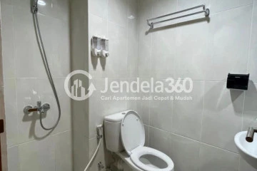 Bathroom High Floor Studio Apartment with City View at Evenciio Apartment
