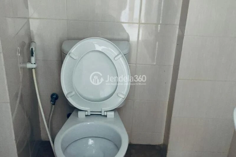 Bathroom Studio Apartment with  View at Dave Apartment