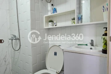 Bathroom 2BR Apartment with City View at Grand Asia Afrika Residence