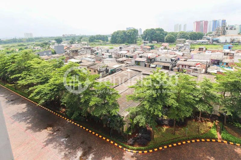 Balcony Relaxing Studio Apartment at The Crest West Vista Puri on Lower Ground