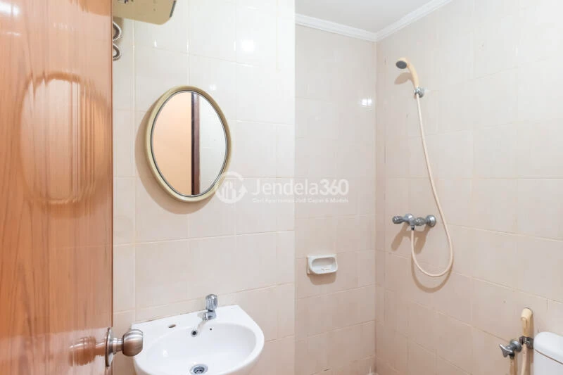 Bathroom Low Floor 2BR Apartment with Swimming Pool View at Mediterania Boulevard Kemayoran
