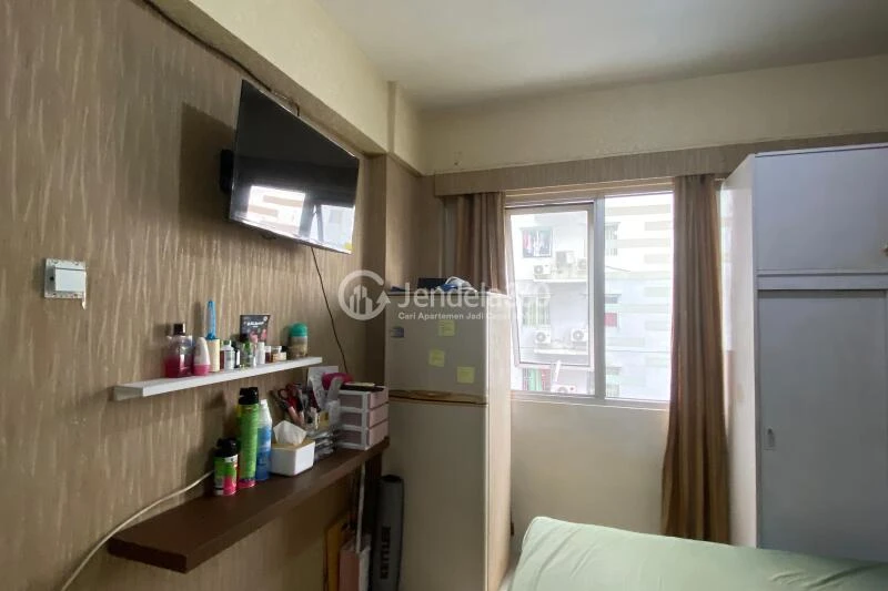 Bedroom Good Deal Studio Apartment Low Floor with Swimming Pool View at East Park Apartment