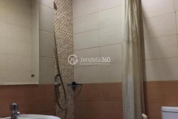 Bathroom Homey Studio Apartment Low Floor with City View at Gardenia Boulevard Apartment