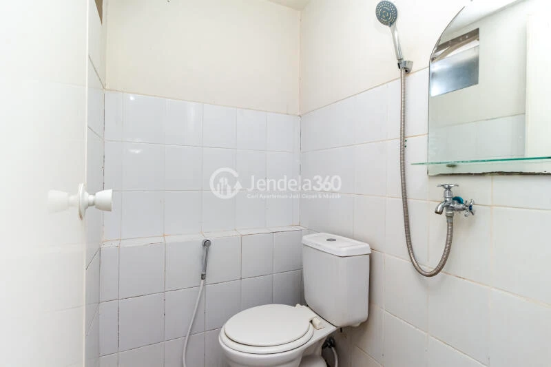 Bathroom 2BR Apartment with City View at Kalibata City Apartment