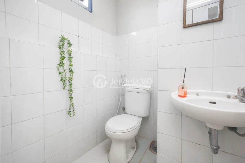 Bathroom High Floor Studio Apartment at Kebagusan City Apartment with City View and Affordable Price