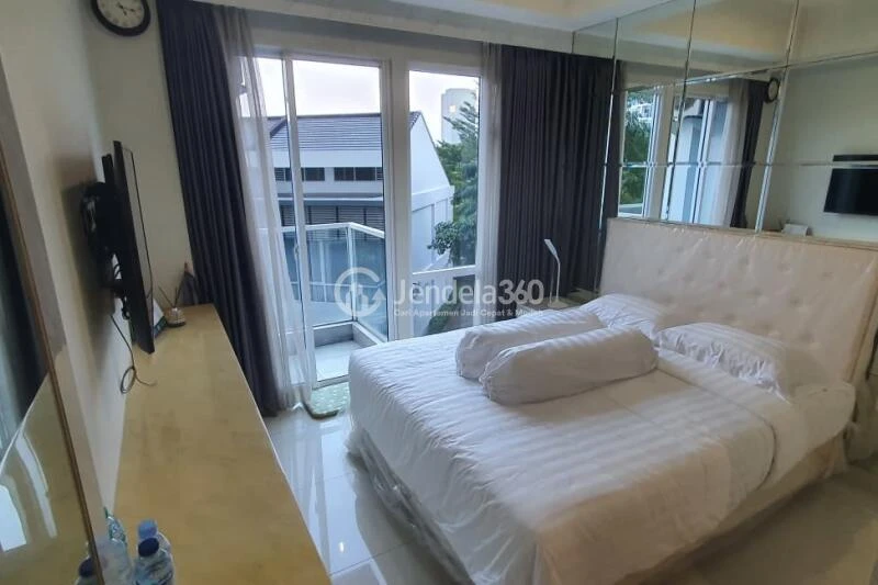 Bedroom Studio Apartment with Swimming Pool View at Puri Mansion