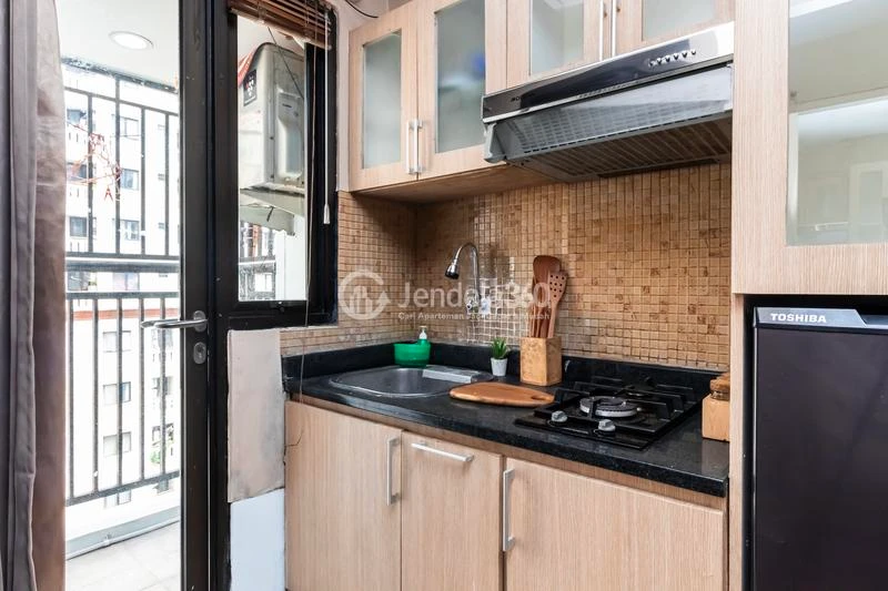 Kitchen Middle Floor Studio Apartment with City View at Kebagusan City Apartment