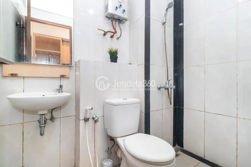 Bathroom Fancy Studio Apartment High Floor with City View at Grand Kamala Lagoon Apartment