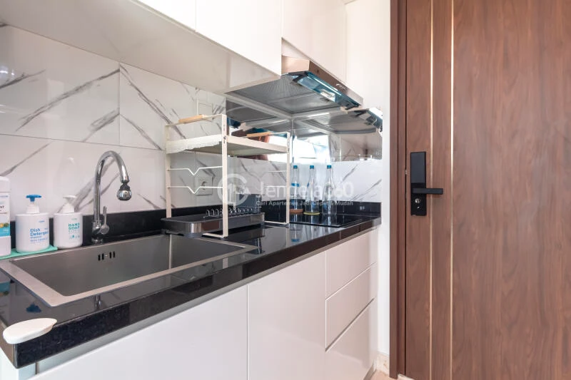 Kitchen Studio Apartment with City View at Southgate Residence
