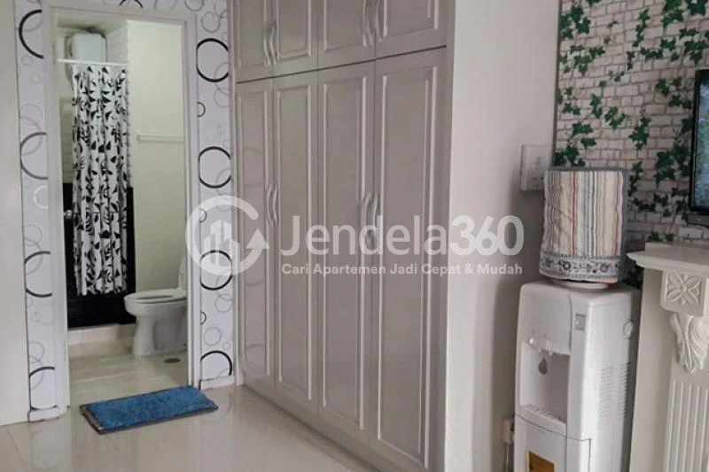 Kitchen Comfortable Studio Apartment Low Floor with pool View at Lavande Residence