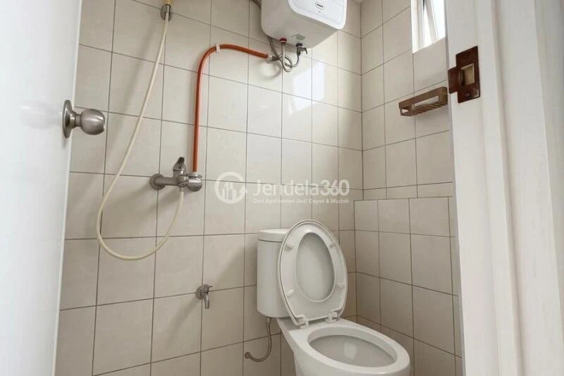 Bathroom 2BR Apartment with City View at Bintaro Park View