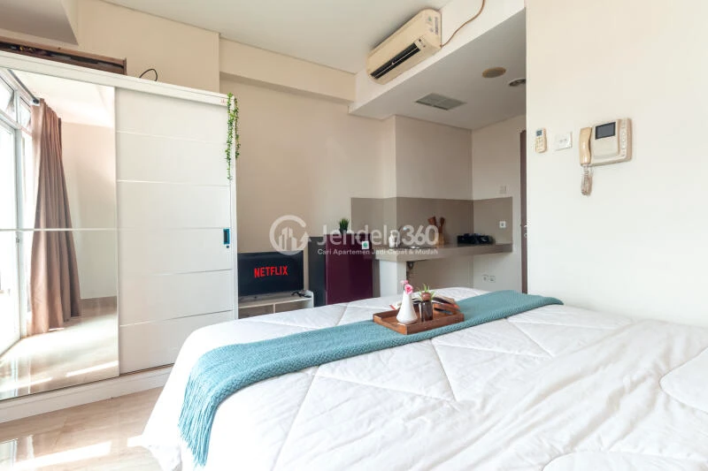 Bedroom Low Floor Studio Apartment with city View at Puri Orchard Apartment