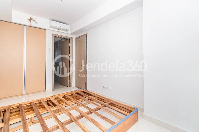Bedroom 2 Middle Floor 2BR Apartment with City View at Gold Coast Apartment