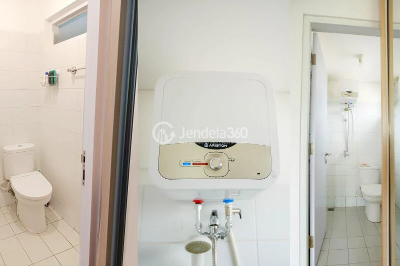 Bathroom Strategic Location Studio Apartment Low Floor with Parkir View at EcoHome Citra Raya